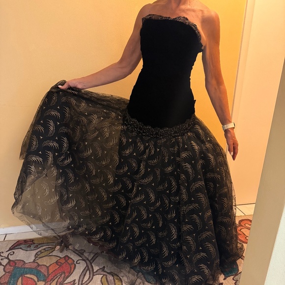 VICTOR COSTA EVENING GOWN SMALL - Picture 3 of 10